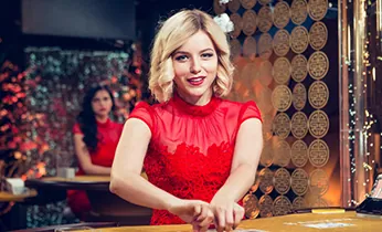 Người chơi đang phân tích chiến lược Nổ Hũ 90 trên thiết bị di động